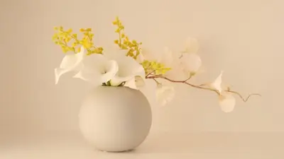 a white vase with white flowers in it at Liotta SHINBASHI A 7 beds, 7-minute walk from Shimbashi, up to 11 people in Tokyo