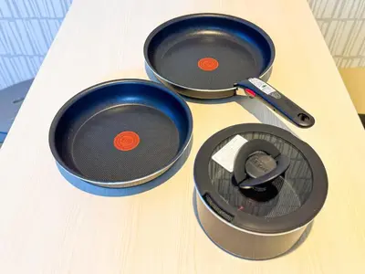 two pans sitting on top of a table at Hotel-Mercurius-ShinOkubo-SBJB3F in Tokyo