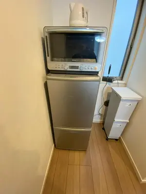a microwave oven sitting on top of a refrigerator at be\u30c6\u30e9\u30b9202 in Tokyo