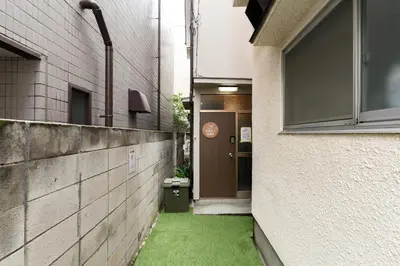 a hallway of a building with a door and green grass at \u548c\u6c23\u4f1a\u3005\u5357\u9577\u5d0e Wakiaiai Minaminagasaki in Tokyo