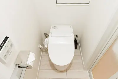 a bathroom with a white toilet in a room at NDZ101 3 min walk to station, 2 lines, Yamanote Line, high-speed Wi-Fi in Tokyo