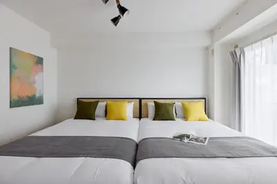 two beds sitting next to each other in a bedroom at \u30bd\u30ec\u30a2\u30fc\u30c9\u9418\u30f6\u6df5 in Tokyo