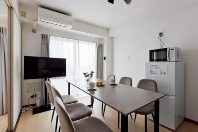 a kitchen and dining room with a table and chairs at \u30bd\u30ec\u30a2\u30fc\u30c9\u9418\u30f6\u6df5 in Tokyo