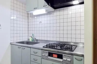 a kitchen with a stove and a sink at \u30bd\u30ec\u30a2\u30fc\u30c9\u9418\u30f6\u6df5 in Tokyo