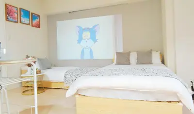 two beds in a bedroom with a painting on the wall at \u9326\u7cf8\u753a\u30fc804 in Tokyo
