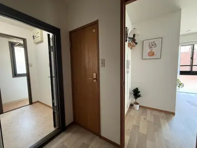 a hallway with a wooden door and a mirror at \u671d\u65e5\u8857\u306e\u5bbf An inn on Asahi Street in Tokyo
