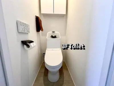 a bathroom with a white toilet in a room at \u767d\u5c71\u30ed\u30a4\u30e4\u30eb\u30cf\u30a6\u30b9 in Tokyo