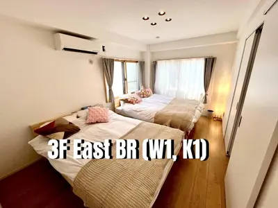 two beds in a room with the words fastest br vs wii kidd at \u767d\u5c71\u30ed\u30a4\u30e4\u30eb\u30cf\u30a6\u30b9 in Tokyo