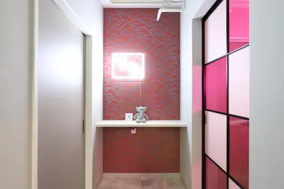 a hallway with a red wall with a shelf at Japanese Modern House Aakasaka-Mitsuke St 2min Shibuya Shinjuku 9min in Tokyo