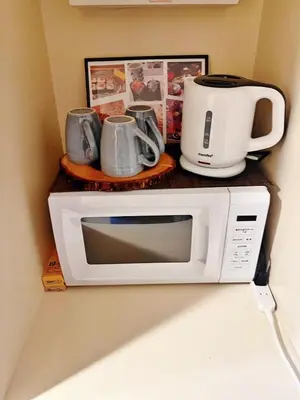 a microwave with a coffee pot and mugs on it at \u4ea4\u901a\u4fbf\u5229 \u6c60\u888b\u5468\u8fba \u685c\u306e\u901a1-3\u4eba\u6c60\u888b4\u5206 \u65b0\u5bbf10\u5206 \u6e0b\u8c3714\u5206 \u76f4\u901a in Tokyo