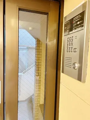 a glass elevator door with a reflection of a staircase at \u4ea4\u901a\u4fbf\u5229 \u6c60\u888b\u5468\u8fba \u685c\u306e\u901a1-3\u4eba\u6c60\u888b4\u5206 \u65b0\u5bbf10\u5206 \u6e0b\u8c3714\u5206 \u76f4\u901a in Tokyo