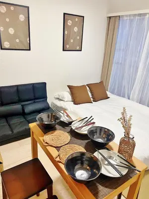 a living room with a table with bowls on it at \u4ea4\u901a\u4fbf\u5229 \u6c60\u888b\u5468\u8fba \u685c\u306e\u901a1-3\u4eba\u6c60\u888b4\u5206 \u65b0\u5bbf10\u5206 \u6e0b\u8c3714\u5206 \u76f4\u901a in Tokyo