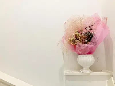 a vase filled with flowers sitting on a shelf at Uenoyuyunoie - Vacation STAY 19367 in Tokyo