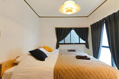 a bedroom with two beds and a window at \u30e1\u30fc\u30a4\u30f3\u65b0\u5bbf in Tokyo