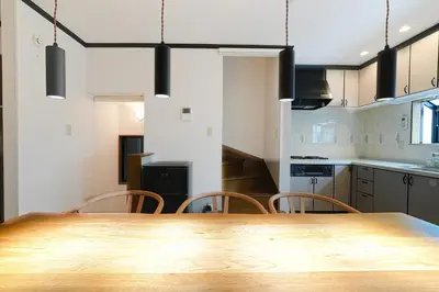 a kitchen with a wooden table and chairs in a room at \u30e1\u30fc\u30a4\u30f3\u65b0\u5bbf in Tokyo