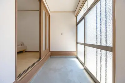 an empty hallway with a large glass door at Bnn\u5800\u52072\u4e01\u76eeESTA III in Tokyo