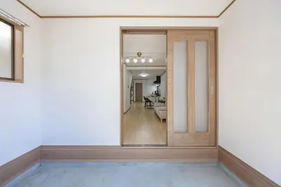 a hallway with a door and a living room at Bnn\u5800\u52072\u4e01\u76eeESTA III in Tokyo
