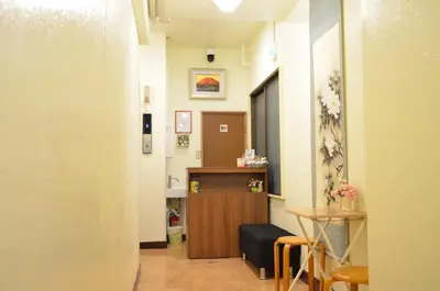 a hallway with a room with a table and a chair at \u677e\u8f1d\u65c5\u9928 in Tokyo