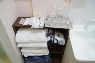 a small bathroom with towels and a sink at \u677e\u8f1d\u65c5\u9928 in Tokyo
