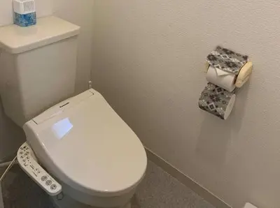 a bathroom with a white toilet in a room at Jr\u5c71\u624b\u7ebf\u5927\u585a\u7ad9\u6b65\u884c1\u5206\u949f\u5730\u5904\u5546\u5e97\u8857\u7684\u65e0\u654c\u4fbf\u5229 in Tokyo