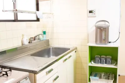 a small kitchen with a sink and a counter at Jr\u5c71\u624b\u7ebf\u5927\u585a\u7ad9\u6b65\u884c1\u5206\u949f\u5730\u5904\u5546\u5e97\u8857\u7684\u65e0\u654c\u4fbf\u5229 in Tokyo
