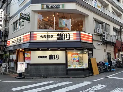 a store front of a building on a city street at Jr\u5c71\u624b\u7ebf\u5927\u585a\u7ad9\u6b65\u884c1\u5206\u949f\u5730\u5904\u5546\u5e97\u8857\u7684\u65e0\u654c\u4fbf\u5229 in Tokyo