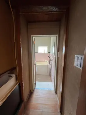 a hallway leading into a bathroom with a bath tub at Takashi Vada Home in Tokyo