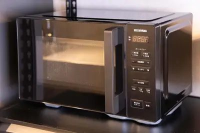 a microwave oven sitting on top of a counter at Hotel Numero dix in Tokyo