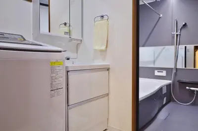 a bathroom with a sink and a mirror at \u6c60\u888b4\u4e01\u76ee\u8cb8\u5207\u4e00\u8ed2\u5bb6\u6700\u5927\u4e03\u540d in Tokyo
