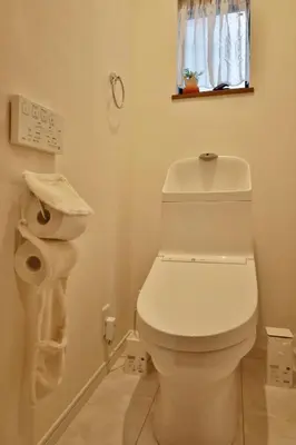 a bathroom with a white toilet and a window at \u6c60\u888b4\u4e01\u76ee\u8cb8\u5207\u4e00\u8ed2\u5bb6\u6700\u5927\u4e03\u540d in Tokyo