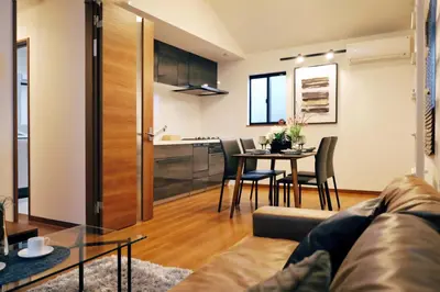 a living room with a couch and a table at \u6c60\u888b4\u4e01\u76ee\u8cb8\u5207\u4e00\u8ed2\u5bb6\u6700\u5927\u4e03\u540d in Tokyo
