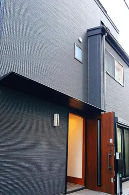 a building with a orange door on the side of it at \u6c60\u888b4\u4e01\u76ee\u8cb8\u5207\u4e00\u8ed2\u5bb6\u6700\u5927\u4e03\u540d in Tokyo