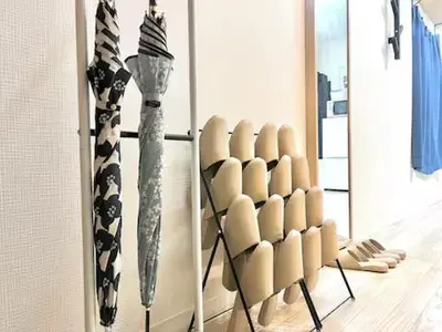 a room with a group of chairs and a mirror at \u5c71\u624b\u7dda\u5927\u585a\u99c5 family land 4LDK in Tokyo