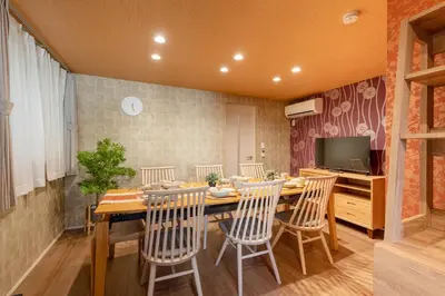 a dining room with a table and chairs and a television at Erin cort Nibankan \u30a8\u30ea\u30f3\u30b3\u30fc\u30c8\u5f10\u756a\u9928 in Tokyo