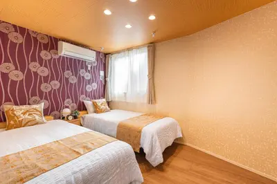 a hotel room with two beds and a window at Erin cort Nibankan \u30a8\u30ea\u30f3\u30b3\u30fc\u30c8\u5f10\u756a\u9928 in Tokyo