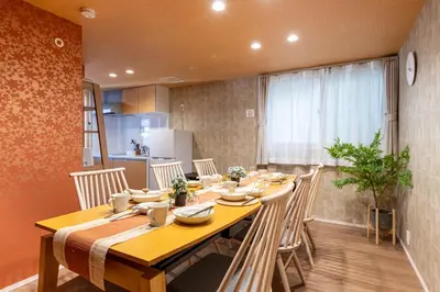 a dining room with a long wooden table and chairs at Erin cort Nibankan \u30a8\u30ea\u30f3\u30b3\u30fc\u30c8\u5f10\u756a\u9928 in Tokyo