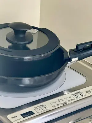 a black pan sitting on top of a scale at \u3059\u304c\u3082\u5c0f\u5bbf in Tokyo