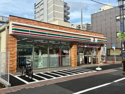 a store front with a bike parked in front of it at \u3059\u304c\u3082\u5c0f\u5bbf in Tokyo