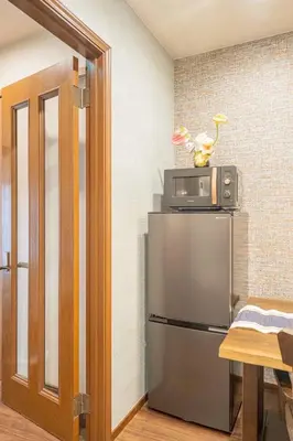 a kitchen with a microwave on top of a refrigerator at New \u65b0\u5927\u4e45\u4fdd\u8f66\u7ad92\u5206\u949f JR\u65b0\u5bbf\u8f66\u7ad915\u5206\u949f 2\u4e2a\u6d74\u5ba42\u4e2a\u536b\u751f\u95f43\u4e2a\u6d17\u9762\u53f0 in Tokyo
