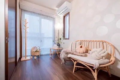 a bedroom with a swinging bed and a window at New \u65b0\u5927\u4e45\u4fdd\u8f66\u7ad92\u5206\u949f JR\u65b0\u5bbf\u8f66\u7ad915\u5206\u949f 2\u4e2a\u6d74\u5ba42\u4e2a\u536b\u751f\u95f43\u4e2a\u6d17\u9762\u53f0 in Tokyo