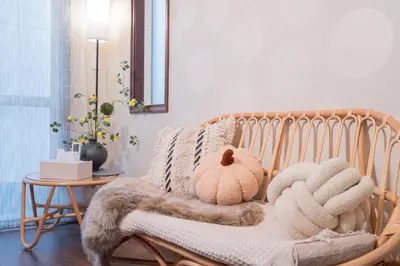 a room with a rattan chair with pillows and a table at New \u65b0\u5927\u4e45\u4fdd\u8f66\u7ad92\u5206\u949f JR\u65b0\u5bbf\u8f66\u7ad915\u5206\u949f 2\u4e2a\u6d74\u5ba42\u4e2a\u536b\u751f\u95f43\u4e2a\u6d17\u9762\u53f0 in Tokyo