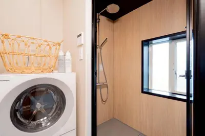 a washing machine in a bathroom with a window at New \u65b0\u5927\u4e45\u4fdd\u8f66\u7ad92\u5206\u949f JR\u65b0\u5bbf\u8f66\u7ad915\u5206\u949f 2\u4e2a\u6d74\u5ba42\u4e2a\u536b\u751f\u95f43\u4e2a\u6d17\u9762\u53f0 in Tokyo