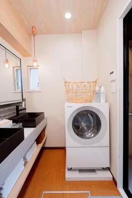 a laundry room with a washing machine and a sink at New \u65b0\u5927\u4e45\u4fdd\u8f66\u7ad92\u5206\u949f JR\u65b0\u5bbf\u8f66\u7ad915\u5206\u949f 2\u4e2a\u6d74\u5ba42\u4e2a\u536b\u751f\u95f43\u4e2a\u6d17\u9762\u53f0 in Tokyo