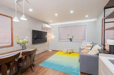 a living room with a couch and a table at New \u65b0\u5927\u4e45\u4fdd\u8f66\u7ad92\u5206\u949f JR\u65b0\u5bbf\u8f66\u7ad915\u5206\u949f 2\u4e2a\u6d74\u5ba42\u4e2a\u536b\u751f\u95f43\u4e2a\u6d17\u9762\u53f0 in Tokyo