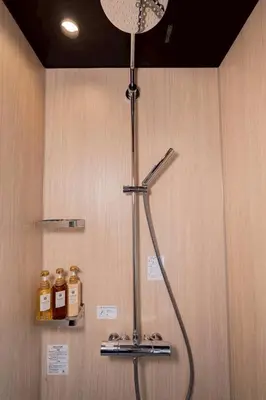 a shower in a bathroom with a shower head at New \u65b0\u5927\u4e45\u4fdd\u8f66\u7ad92\u5206\u949f JR\u65b0\u5bbf\u8f66\u7ad915\u5206\u949f 2\u4e2a\u6d74\u5ba42\u4e2a\u536b\u751f\u95f43\u4e2a\u6d17\u9762\u53f0 in Tokyo
