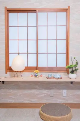 a room with a window with a table and a lamp at New \u65b0\u5927\u4e45\u4fdd\u8f66\u7ad92\u5206\u949f JR\u65b0\u5bbf\u8f66\u7ad915\u5206\u949f 2\u4e2a\u6d74\u5ba42\u4e2a\u536b\u751f\u95f43\u4e2a\u6d17\u9762\u53f0 in Tokyo