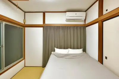 a small room with a bed and a window at Tokyo Family & Pet Friendly Villa in Tokyo