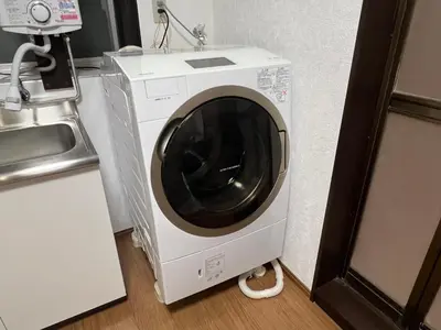 a washing machine in a kitchen next to a sink at Tokyo Family & Pet Friendly Villa in Tokyo