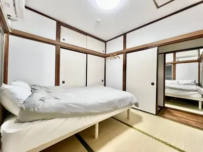 a bedroom with a bed and a window at Tokyo Family & Pet Friendly Villa in Tokyo