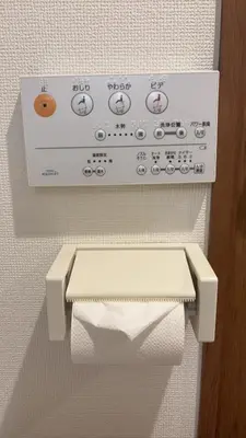 a towel dispenser with a roll of toilet paper at \u30b9\u30ab\u30a4\u30c4\u30ea\u30fc\u306e\u5bbf 502 in Tokyo